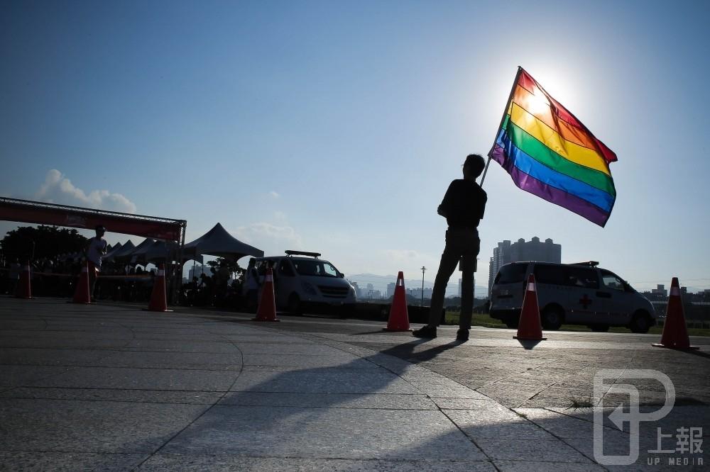 台灣同志大遊行將在29日登場，東華大學內28日上午出現彩虹旗升旗典禮畫面，表達多元性別聲音。圖為民眾於彩虹路跑活動手持彩虹旗支持。（攝影：陳品佑）