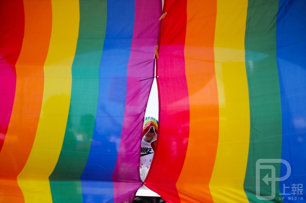 彩虹旗現多被用來代表象徵同志運動、同志文化，而台灣有獨樹一格的「六色彩虹宣言」。圖為日前的彩虹路跑。（攝影：陳品佑）