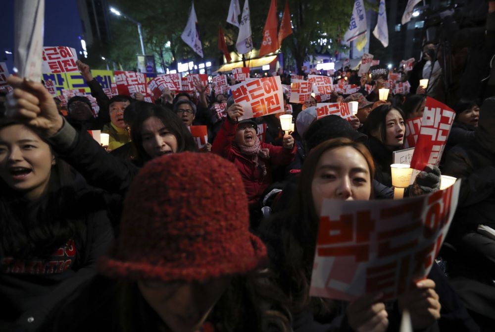 約9000南韓民眾走上街頭要求總統朴槿惠下台。   （美聯社）