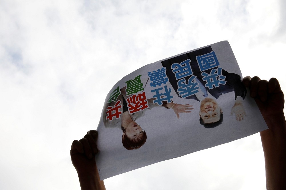 洪秀柱浩浩蕩蕩帶了一大群台灣媒體前往北京「洪習會」，卻因為限制媒體採訪引發爭議。（湯森路透）