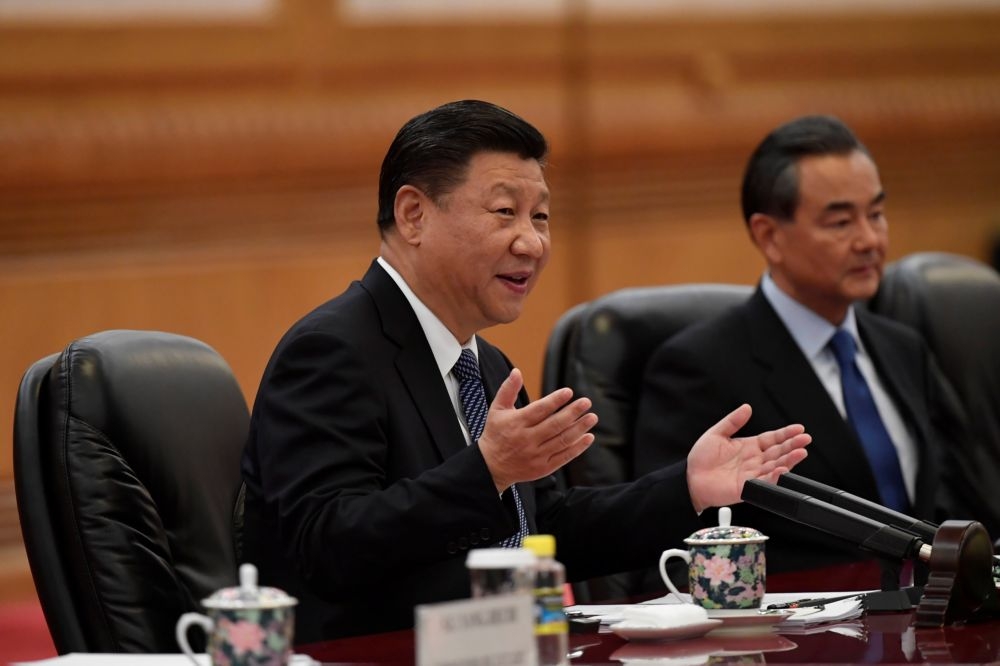 習近平（左）在中共黨內的權威已經無人能敵，圖右為中國外交部部長王毅。  （湯森路透）