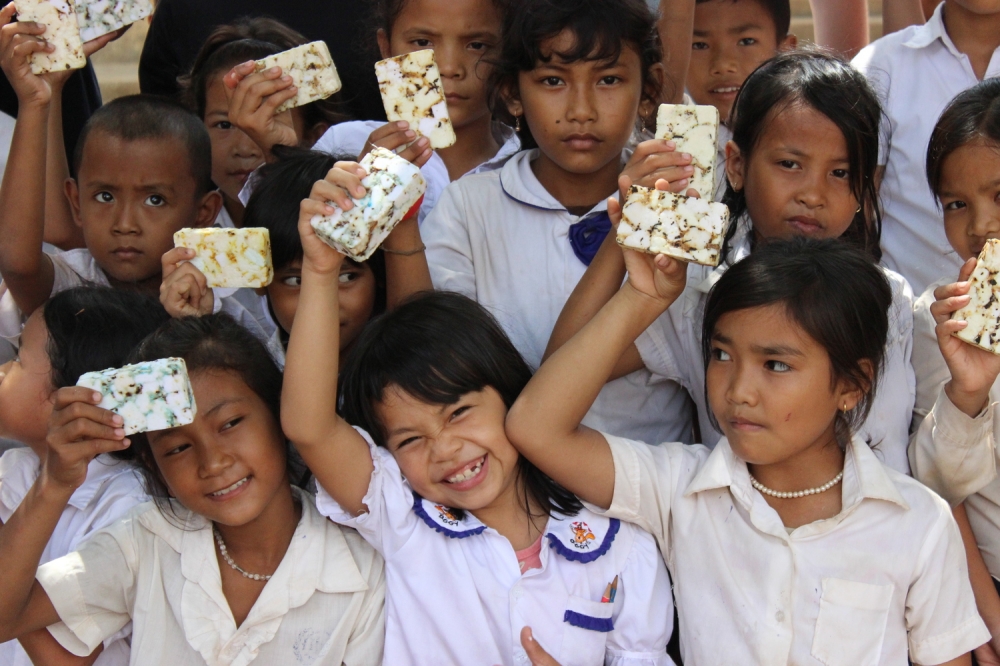 「環保肥皂銀行」提供柬埔寨數百間學校免費肥皂。（翻攝自Eco-Soap Bank網站）