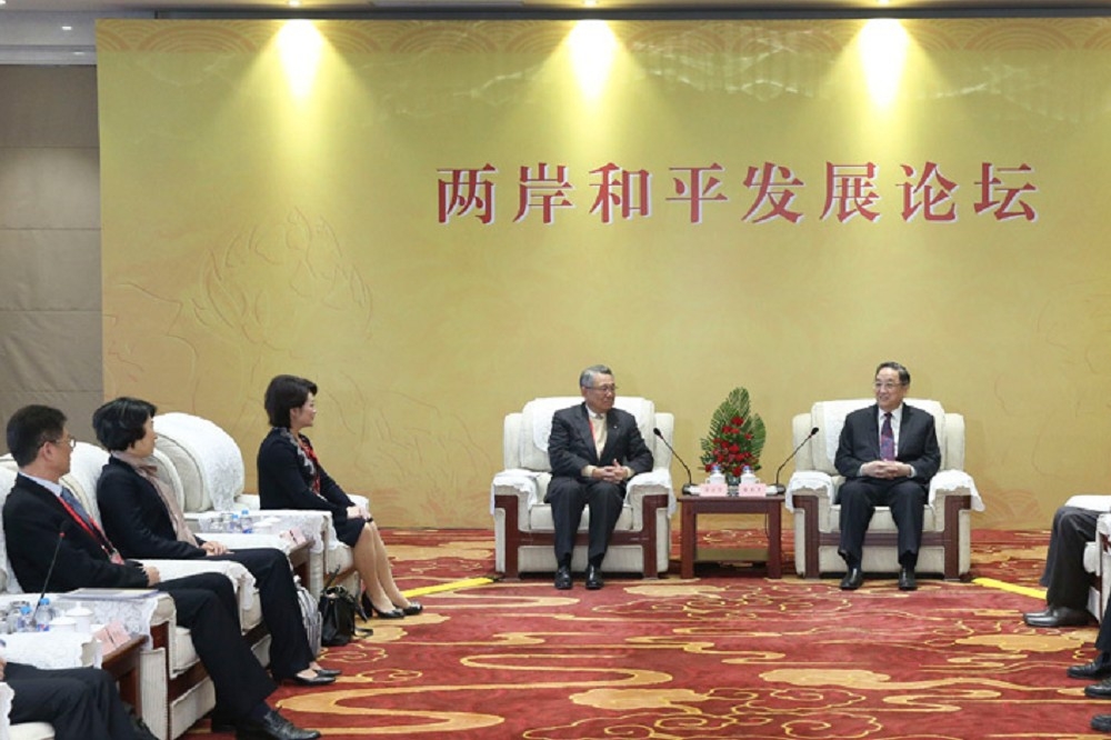 中共中央政治局常委、全國政協主席俞正聲（右），11月2日主持國共論壇開幕式。（取自新華網）