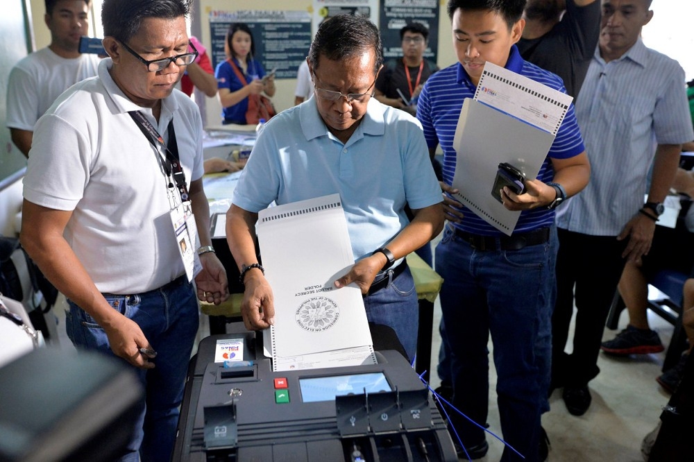 今年5月菲律賓舉行總統大選，在這個擁有7千多個島嶼、總人口逾1億的國家，關票4小時之內就能結束計票，靠的是比台灣先進的計票模式：電子投票！（湯森路透）