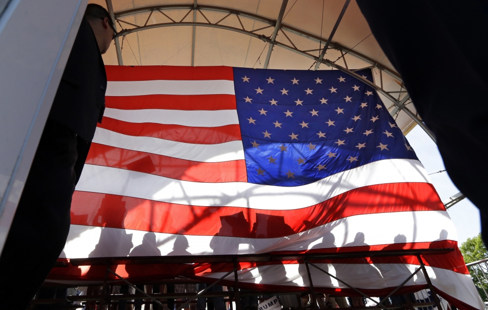 川普的競選造勢場合懸掛著美國國旗，上頭50顆星星代表50個州。（美聯社）