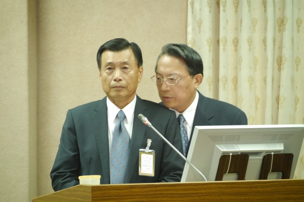 國安局長彭勝竹（左）首度到立法院備詢，情研處長潘向前（右）在一旁提供資料。（攝影：朱明）