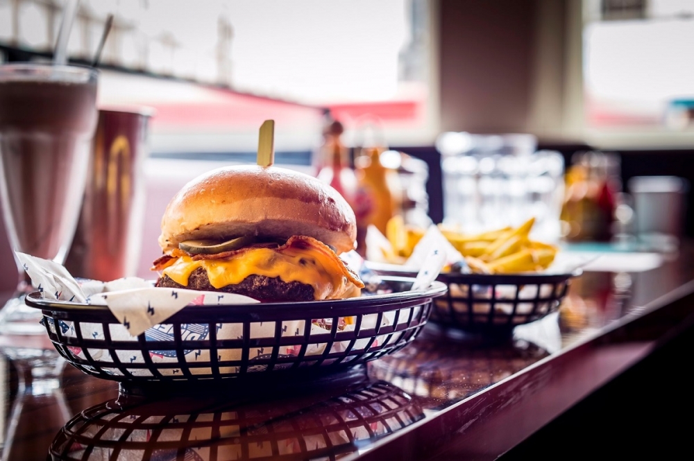 倫敦連鎖美式餐廳「The Diner」宣布9日提供美國公民免費漢堡。（取自 the Diner 推特）