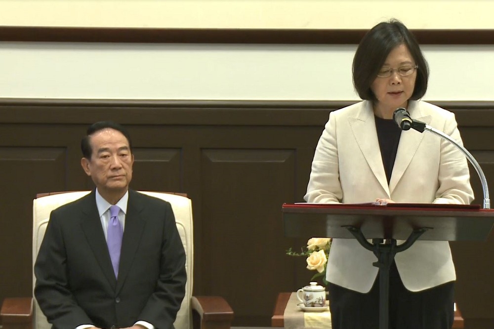  台灣APEC代表團即將出發，蔡英文總統11日上午在總統府接見代表團成員及領袖代表宋楚瑜。（總統府提供）