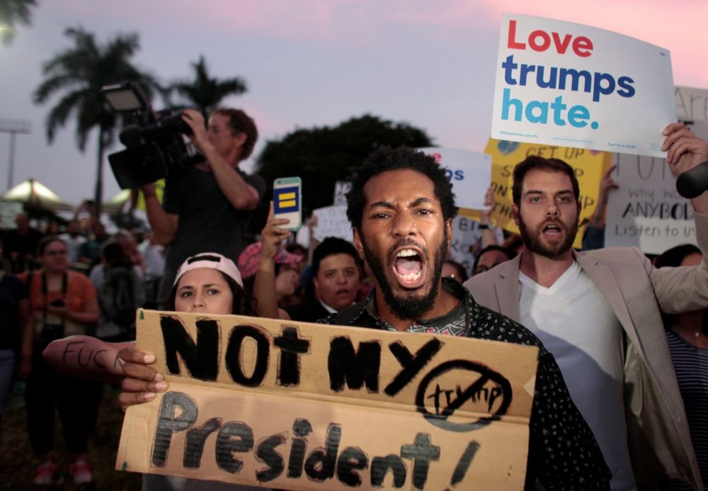 佛羅里達州民眾抗議川普當選總統。   （湯森路透）