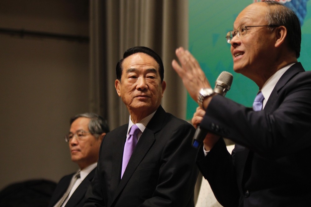 宋楚瑜在APEC行前記者會即明確表示，此行並未被授權進行兩岸談判，將與對岸領導人將「自然互動」，並以為台灣爭取參與區域經濟整合為主要目標。（攝影：李隆揆）