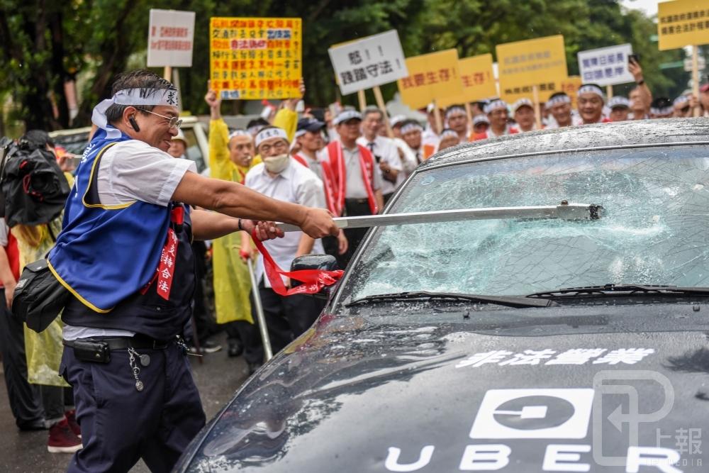 計程車司機為抗議Uber非法營業，過去已多次上街抗議。（資料照）