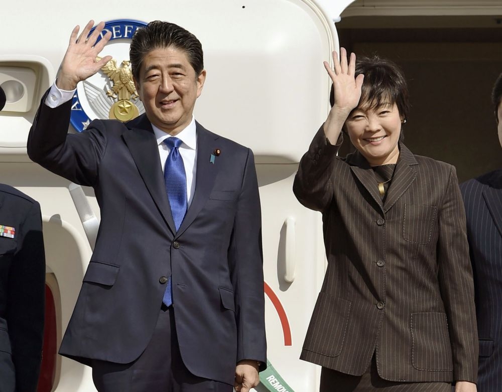 日本首相安倍晉三夫婦17日啟程赴美。   （美聯社）