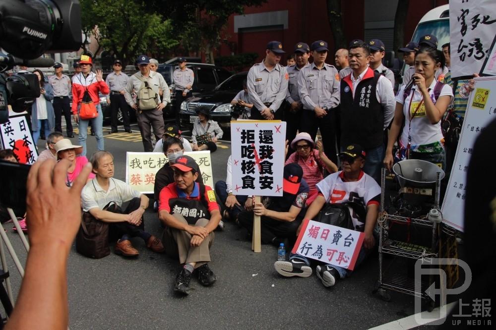 行政院發言人徐國勇19日表示，12月初會在台北、高雄各辦1場「日本食品輸台公聽會」公聽會。圖為「向日本核災食品說不」陳情抗議活動。（攝影：李隆揆）