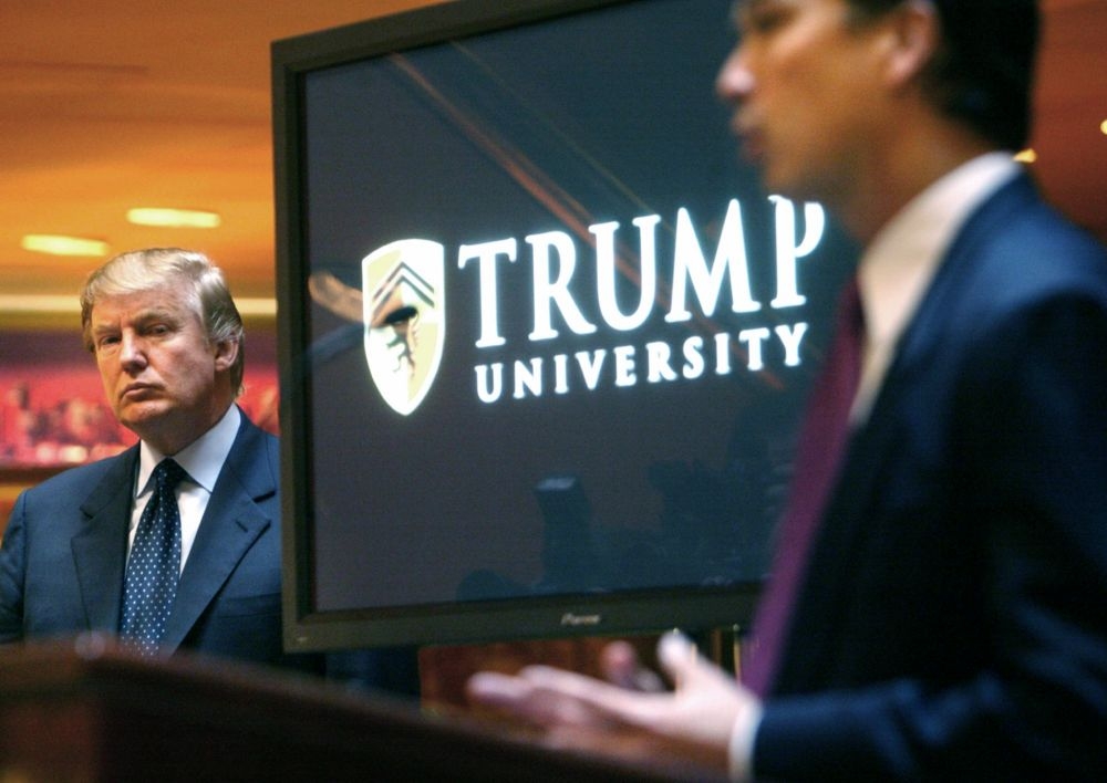 川普（左）為了川普大學詐欺案，付了8億元台幣的和解金。   （美聯社）