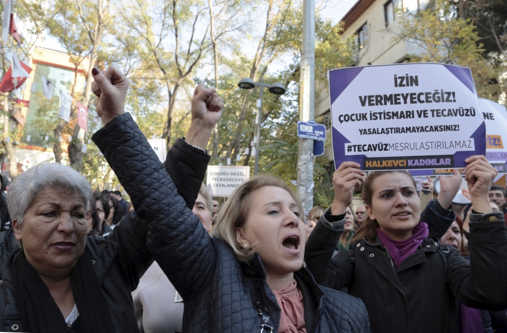 土耳其民眾在首都安卡拉抗議政府欲通過的性侵除罪條款，標語寫道：「強姦不能合法化！」（美聯社）