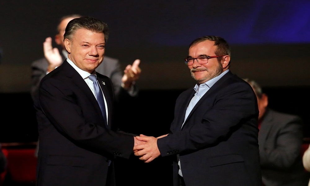 哥倫比亞總統與FARC領袖在波哥大簽訂新版和平協議。（湯森路透）