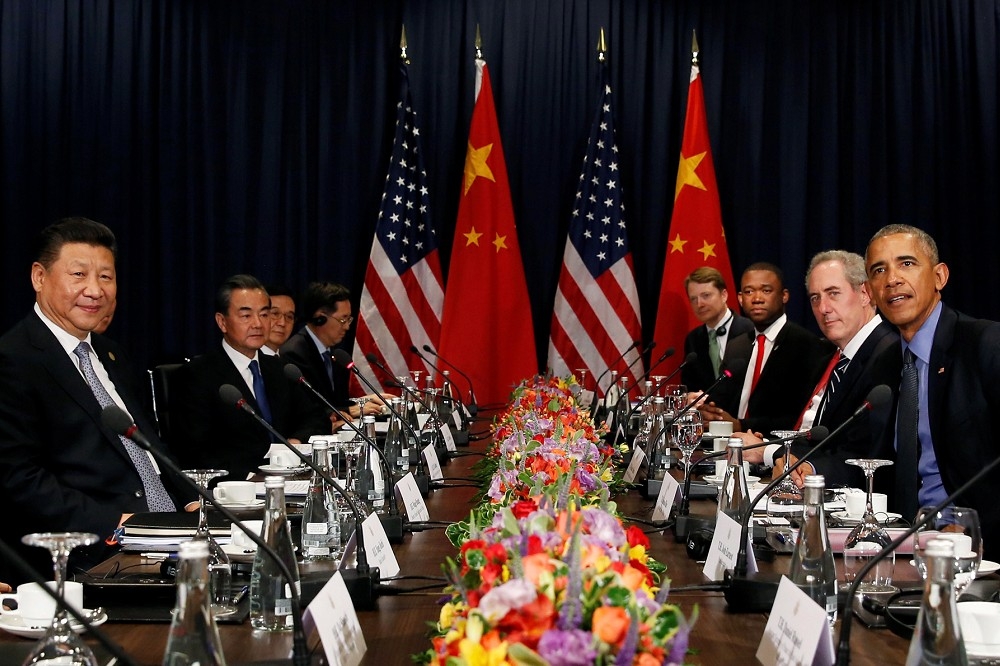 美國總統歐巴馬（右）和中國國家主席習近平（左）在11月19日APEC高峰會期間，率領幕僚舉行雙邊會談。  （湯森路透）