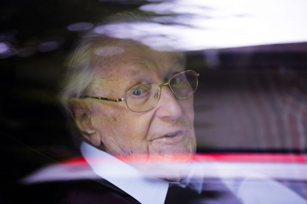 高齡95歲的葛洛寧出庭資料照。（美聯社）