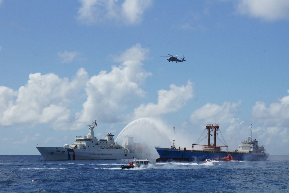 使太平島成為人道救援中心和整補基地，海巡署29日在南沙太平島舉行「南援一號操演」。（翻攝自行政院海巡署網站）