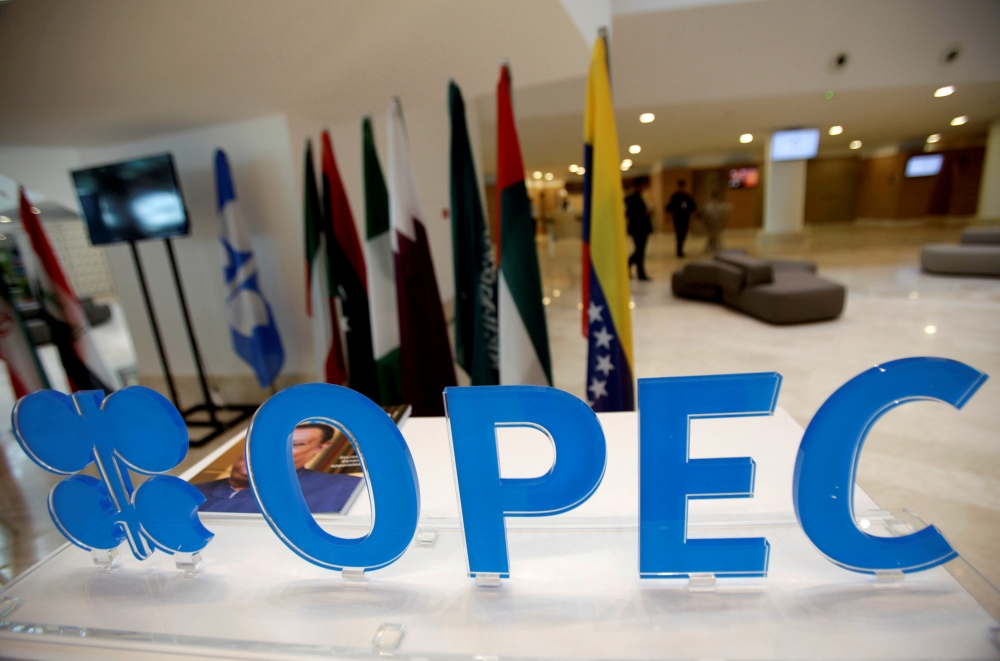 石油輸出國家組織（OPEC）打算30日在維也納集會，謀求敲定協議每日減產多達1百萬桶，不過，在此之前各國油長爭相發言意見不一，導致國際油價30日大跌4%。（湯森路透）