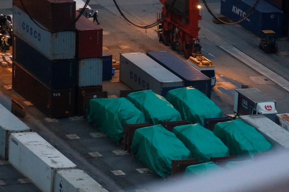 日前新加坡一批武裝部隊所用裝甲車在香港碼頭遭扣留，中共找新加坡麻煩，有分析指是項莊舞劍，意在沛公（台灣）。（湯森路透）