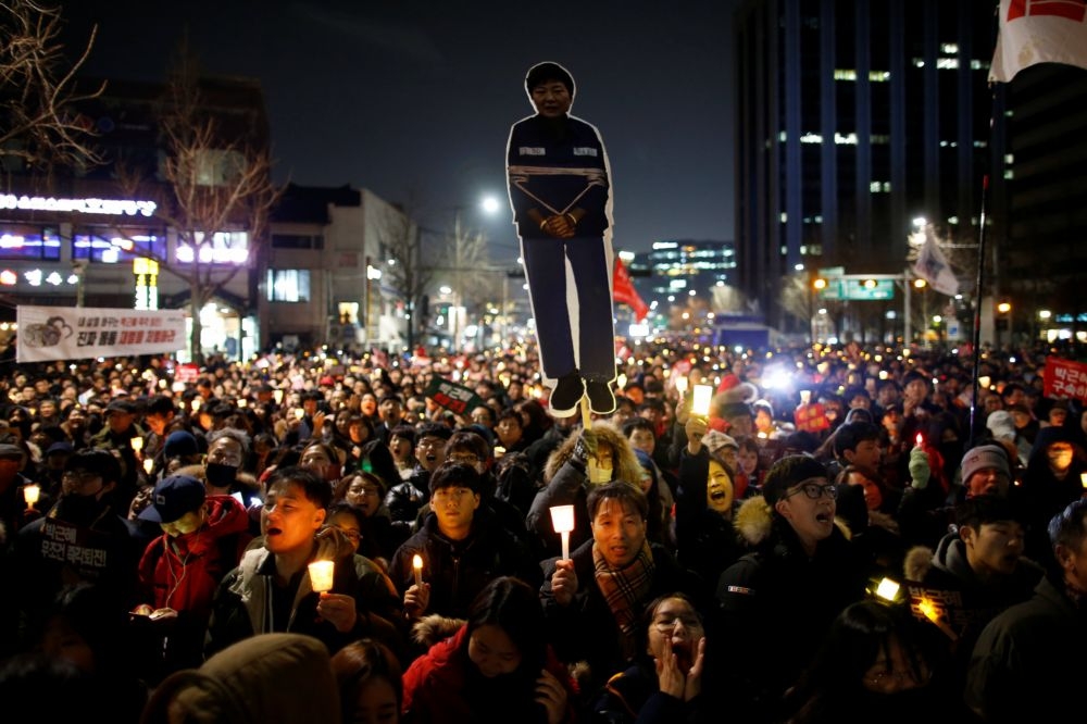 170萬名南韓民眾走上首爾街頭，要求總統朴槿惠下台，並接受司法制裁。   （湯森路透）