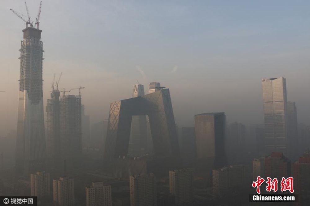 霧霾壟罩，北京有如迷城。（翻攝自中新網）