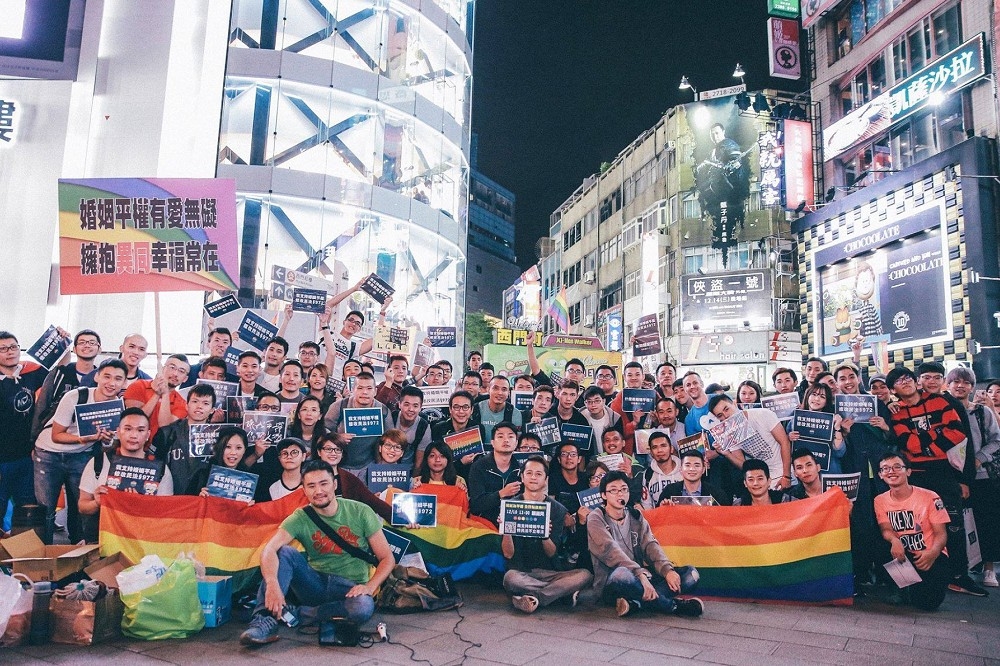 挺同民眾日前在鬧區西門町邀大家12月10號一同上凱道聽音樂會、挺婚姻平權。（翻攝自陳志明臉書）