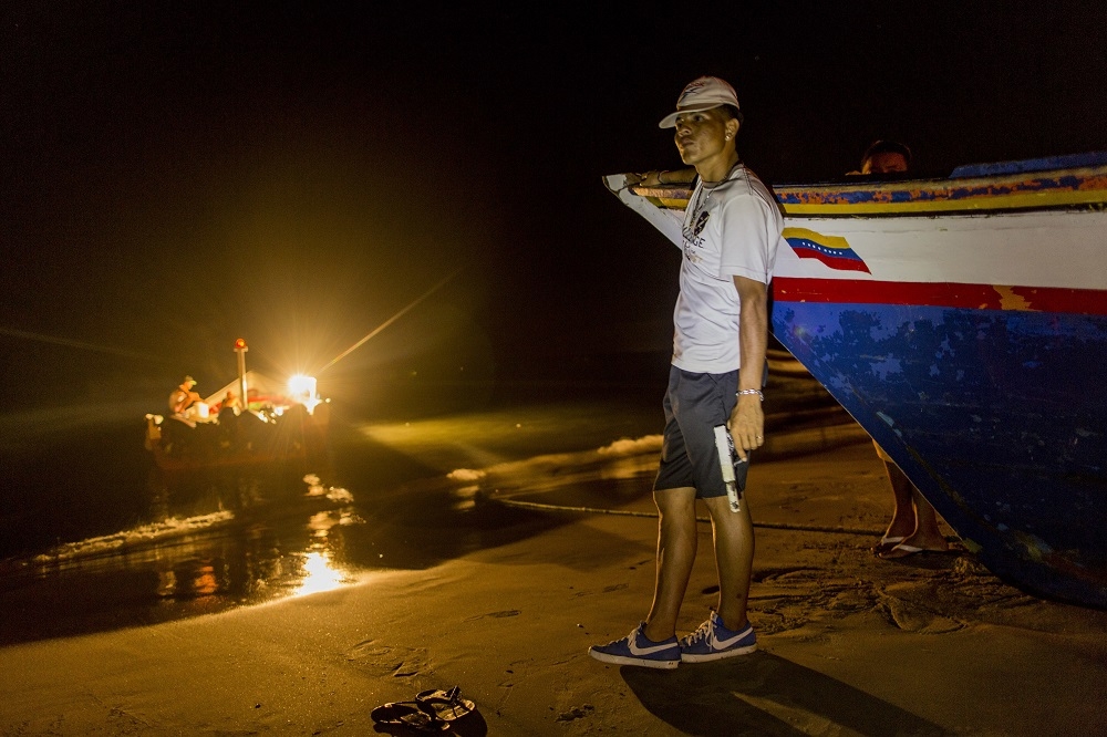 面對隨時發生的海盜攻擊，委內瑞拉漁民只能守夜保護自己的家人。（美聯社）