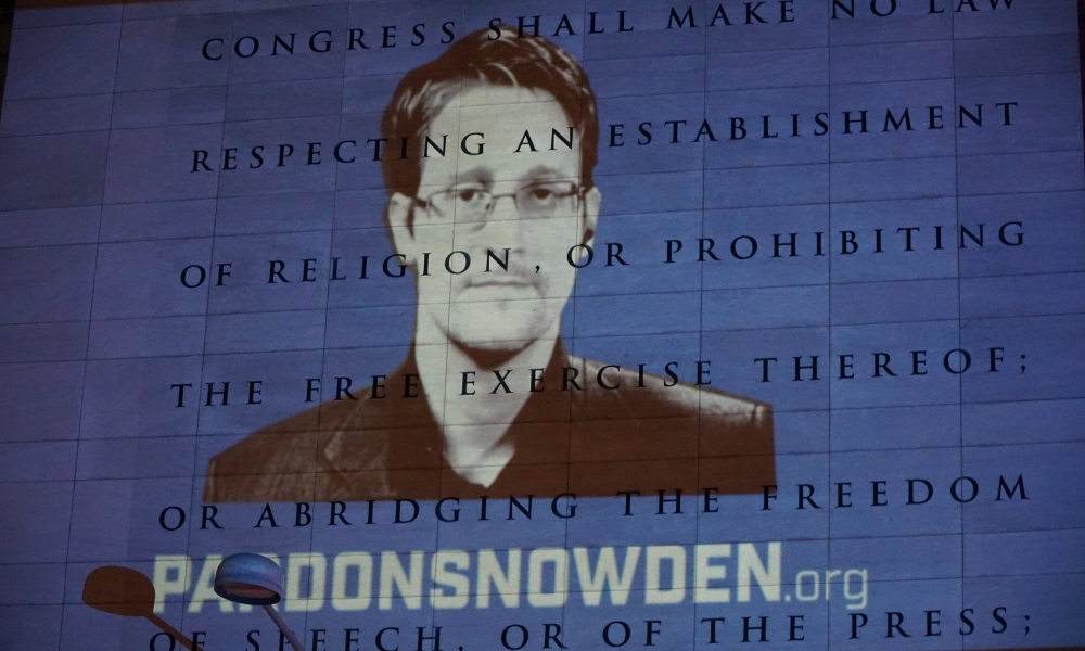 史諾登的照片被投影在美國華府新聞博物館的牆上，牆上所刻的文字為美國憲法第一修正案，內容在保障新聞自由。 （翻攝自PARDONSNOWDEN.org官網）