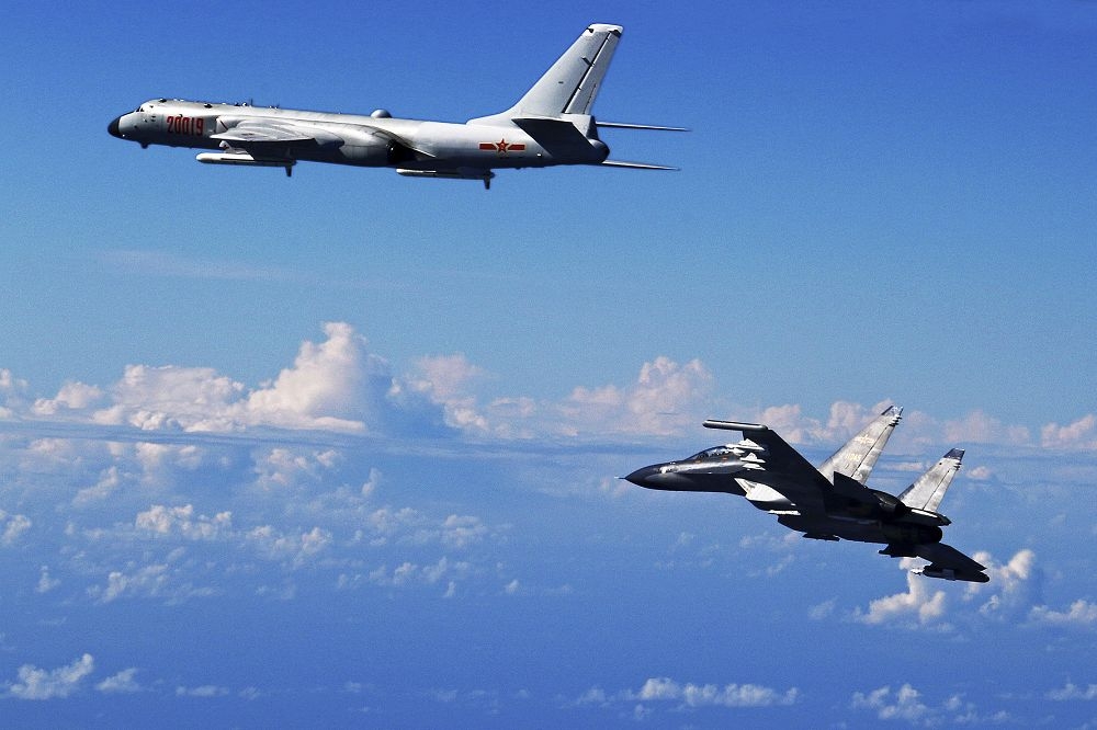 解放軍藉遠訓之名，派空軍機群在15天之內兩度繞行台灣（左為中共H6-K轟炸機，右為Su-30戰鬥機）。（美聯社）