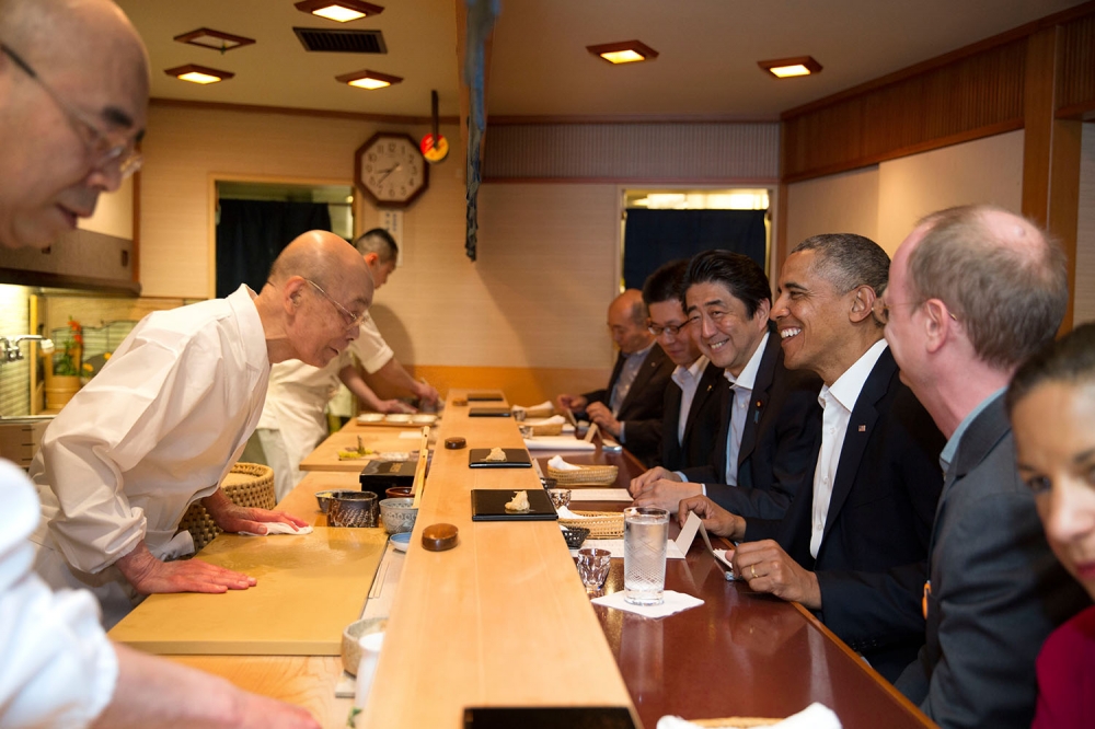 被尊為壽司之神的小野二郎曾經說過，如果讓孩子隨便吃，根本無法建立起足以辨別美味食物的味蕾。（2014年小野二郎在店裡接待美國總統歐巴馬和日本首相安倍／維基百科）
