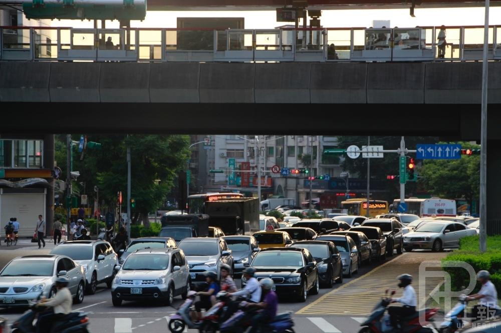 為控制台南市區的交通流量，台南市府構想仿造紐約的「進城付費」制，若實施，往後從高速公路進入台南時必須繳費，收費對象以汽車計算。（資料照片）