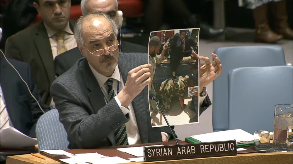 敘利亞駐聯合國大使賈法里（Bashar Ja'afari）13日在聯合國安理會上為敘利亞政府軍辯護，卻出示攝自伊拉克的照片。（翻攝自影片）