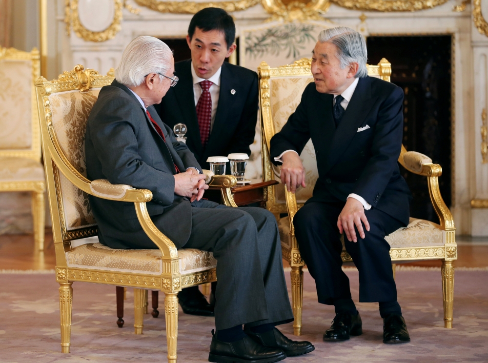 日本明仁天皇（右）2日與新加坡總統陳慶炎（左）在東京會晤。（湯森路透）