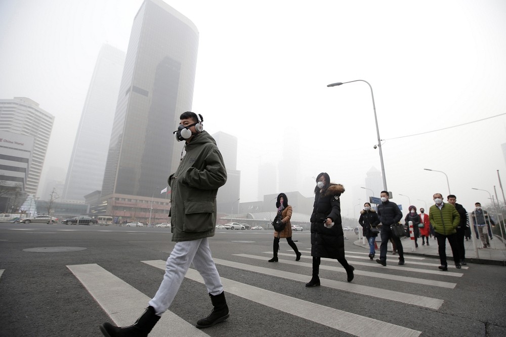 中國各大城市陷入霧霾的重圍之中。（湯森路透）