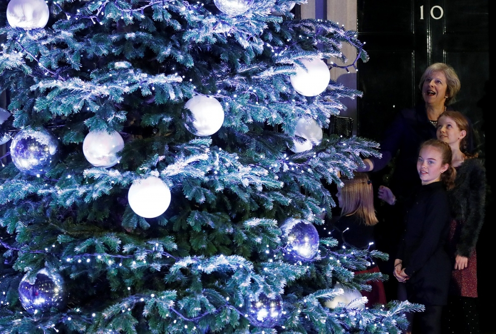 英國首相梅伊與首相辦公室內的耶誕樹。（湯森路透）