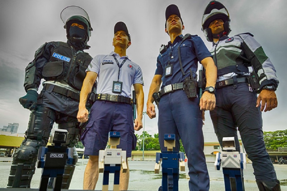 新加坡的輔助警察與正規警察，在制服上還是有區別，正規警察是著深藍色軍裝制服，輔助警察則依公司不同，有海青色、深灰色以及淺藍色的軍裝制服。（取自SIRD網站）