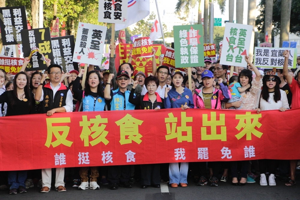 為反對日本核災食品輸台，國民黨25日下午發動「反核食、站出來；誰挺核食我罷免誰」遊行，號召萬人在中正紀念堂自由廣場周邊遊行抗議。（攝影：李隆揆）