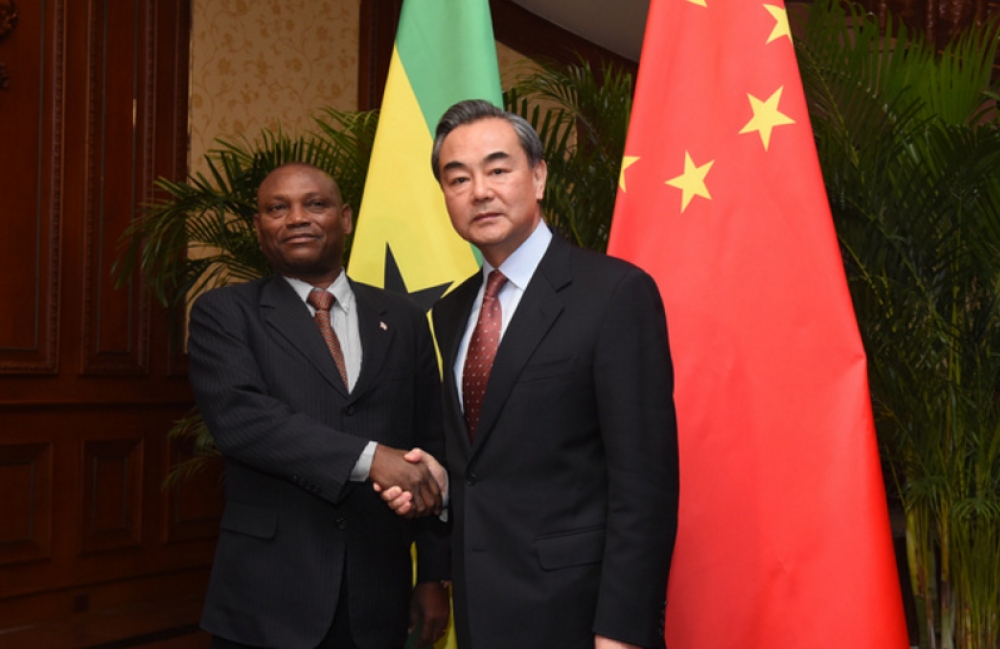 聖多美外長博特與中國外交部長王毅。（翻攝自中新網）