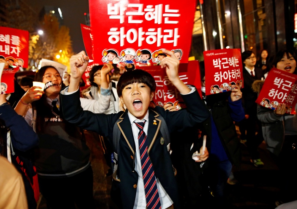 南韓高中生參加抗議集會，要求朴槿惠下台。 （湯森路透）