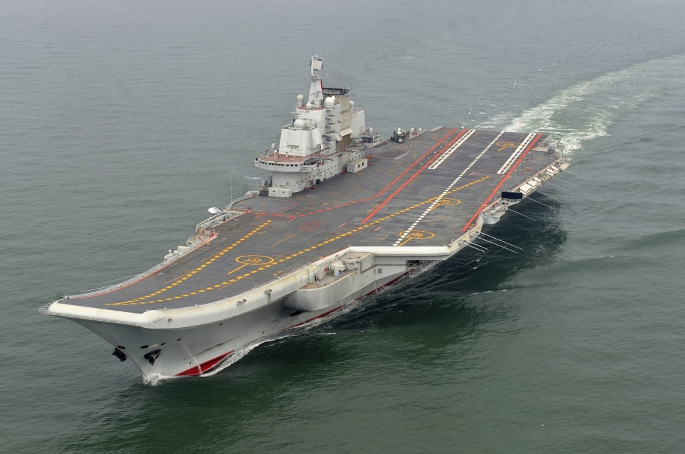 中國的首航航空母艦遼寧艦，穿越宮古海峽。（美聯社）