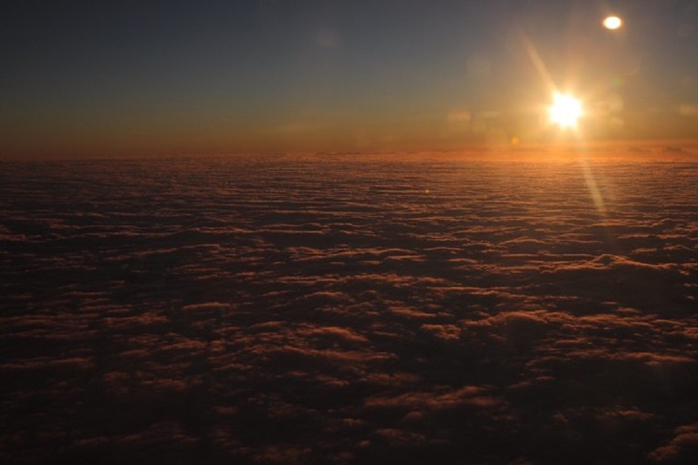 華信航空的曙光專機從松山機場起飛，上午6點23分在2萬呎高東海岸上空，迎接台灣今年第一道幸福曙光。 （華信航空提供）