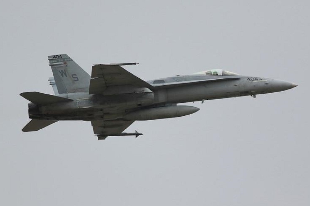 隸屬於美國海軍陸戰隊的F-18戰機，在2015年4月1日自日本沖繩縣嘉手納空軍基地起飛後，編號「404」戰機發出代表緊急狀況的「7700」識別電碼，國軍第一時間就知道是F-18戰機。（取自新華網）
