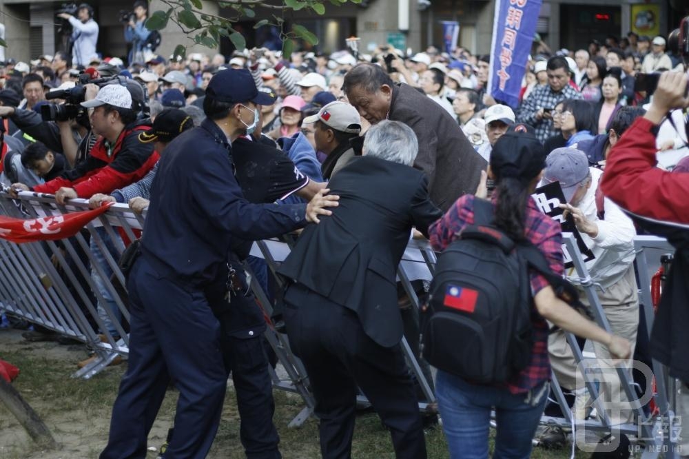 年金改革會議場外，抗議民眾試圖闖入會場，與警方發生衝突。（攝影：蘇郁晴）