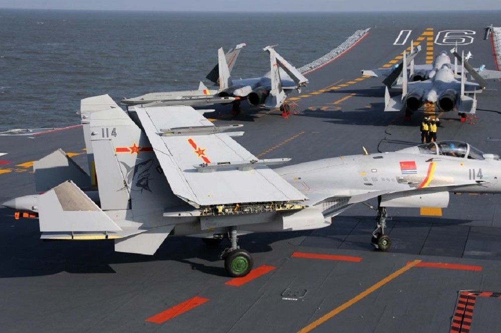 遼寧艦從2012年9月服役後，便開始進行一連串的殲-15艦載機訓練，以及組成航母戰鬥群的海上綜合演練。（取自國際在線cri.cn）