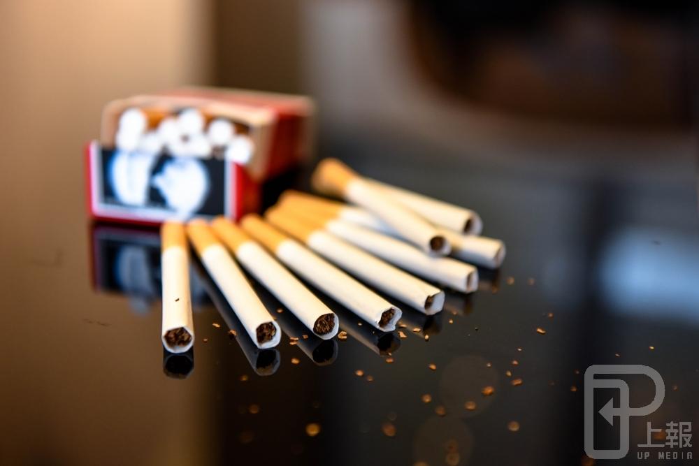 國健署將對免稅菸品課徵健康福利捐，每包免稅菸品將課徵20元健康福利捐，等於一條10包的菸品大漲200元。（攝影：葉信菉）