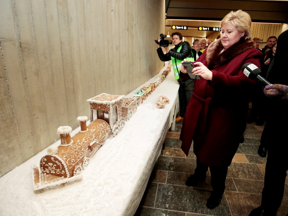 挪威首相瑟爾貝克與世界最長的薑餅火車。（湯森路透）