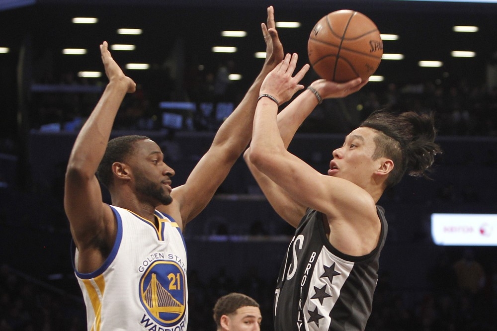 美國NBA（ National Basketball Association）布魯克林籃網7日晚間主場迎戰強敵克里夫蘭騎士，林書豪（Jeremy Lin）（右）列傷兵缺賽，依舊沒有復出時間表。（湯森路透）