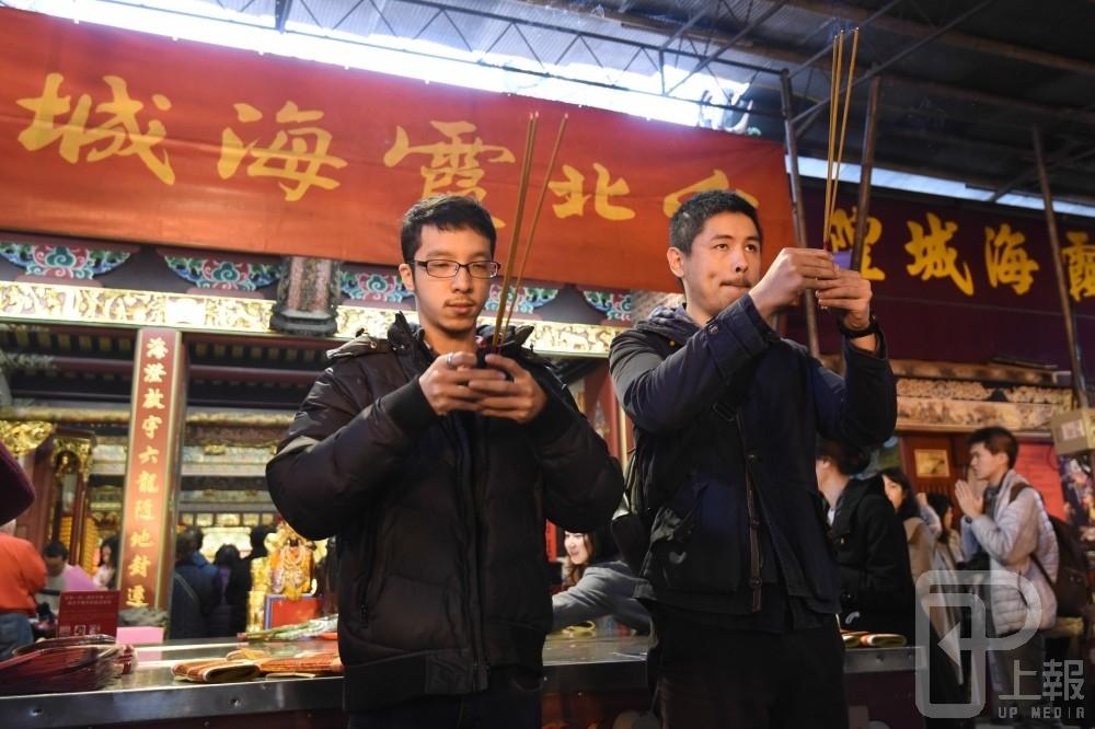 同志蔡尚文（左）與伴侶保佑婚姻平權的民法修正案順利通過。（攝影：葉信菉）